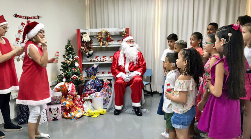 Papai Noel entrega brinquedos para as crianças no HC Bauru