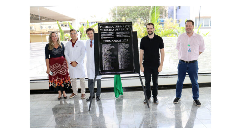Placa de formatura da primeira turma de Medicina da USP é instalada no HC Bauru