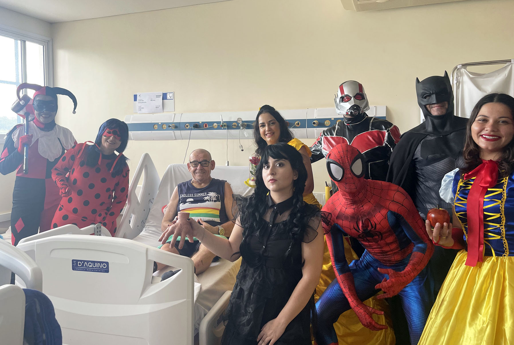 Pacientes do HC Bauru recebem visita de super-heróis