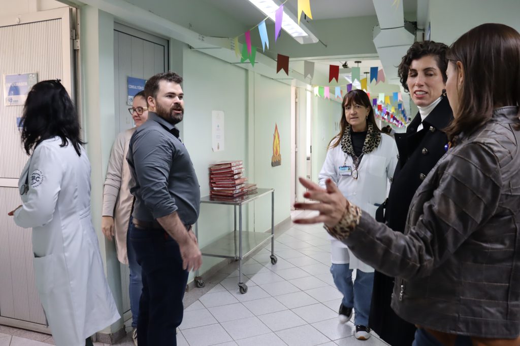 Secretária executiva de Estado da Saúde, Priscilla R. Perdicaris visitou diversos setores da Unidade Clínicas e da Unidade Centrinho do complexo HC Bauru.